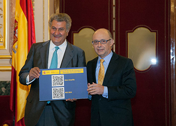 Montoro hace la entrega simbólica de los Presupuestos al Presidente del Congreso, Javier Posada - INEAF